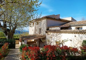 lemasauxtroisfontaines-vue-cote-casa-bella Vue sur les 2 gites du Mas aux Trois Fontaines la Casa Bella et l'Oustal